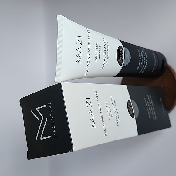 MAZI Balancing Multi-Effect Facial Cleanser - Picture 2 of 9